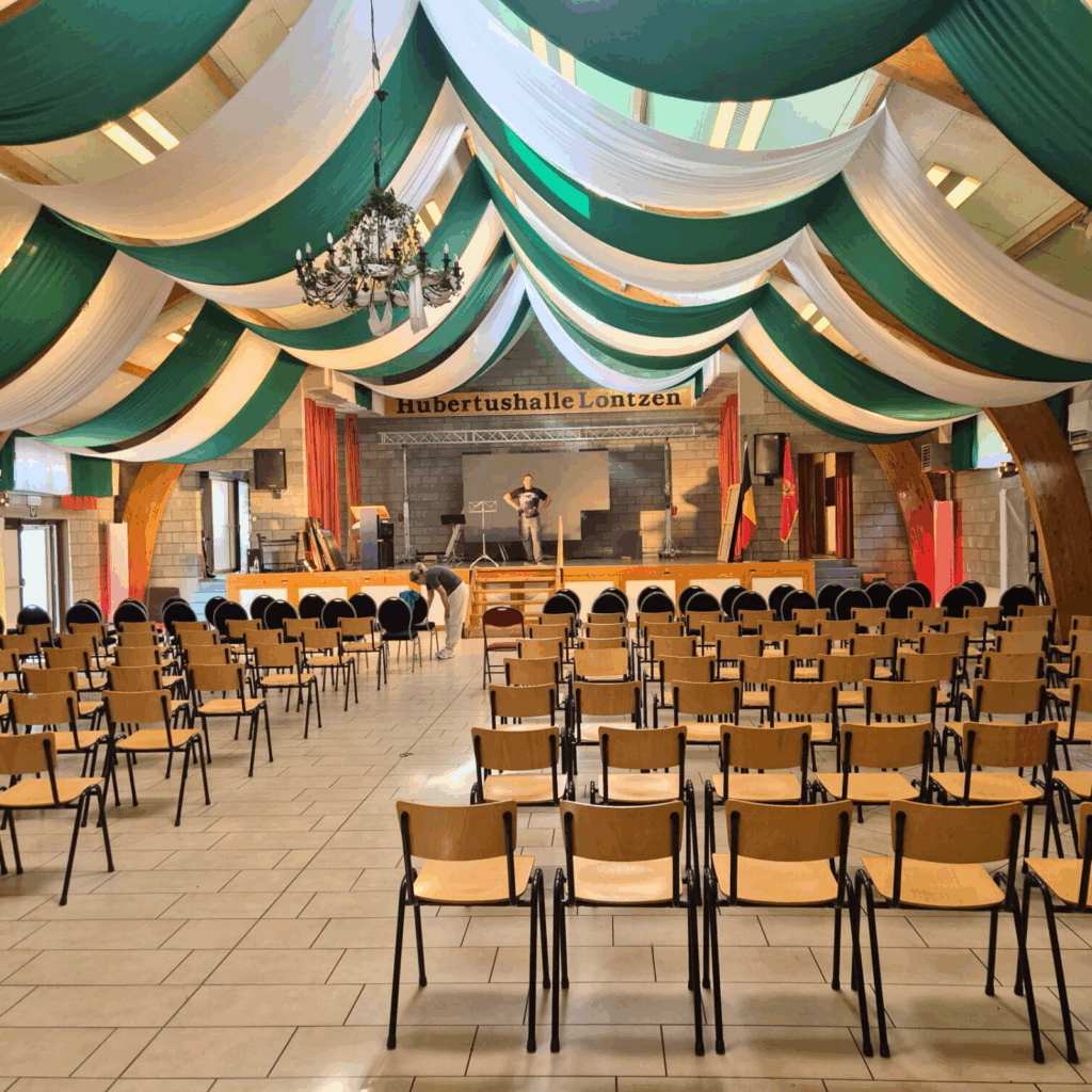 Saal mit Bestuhlung und Bühne