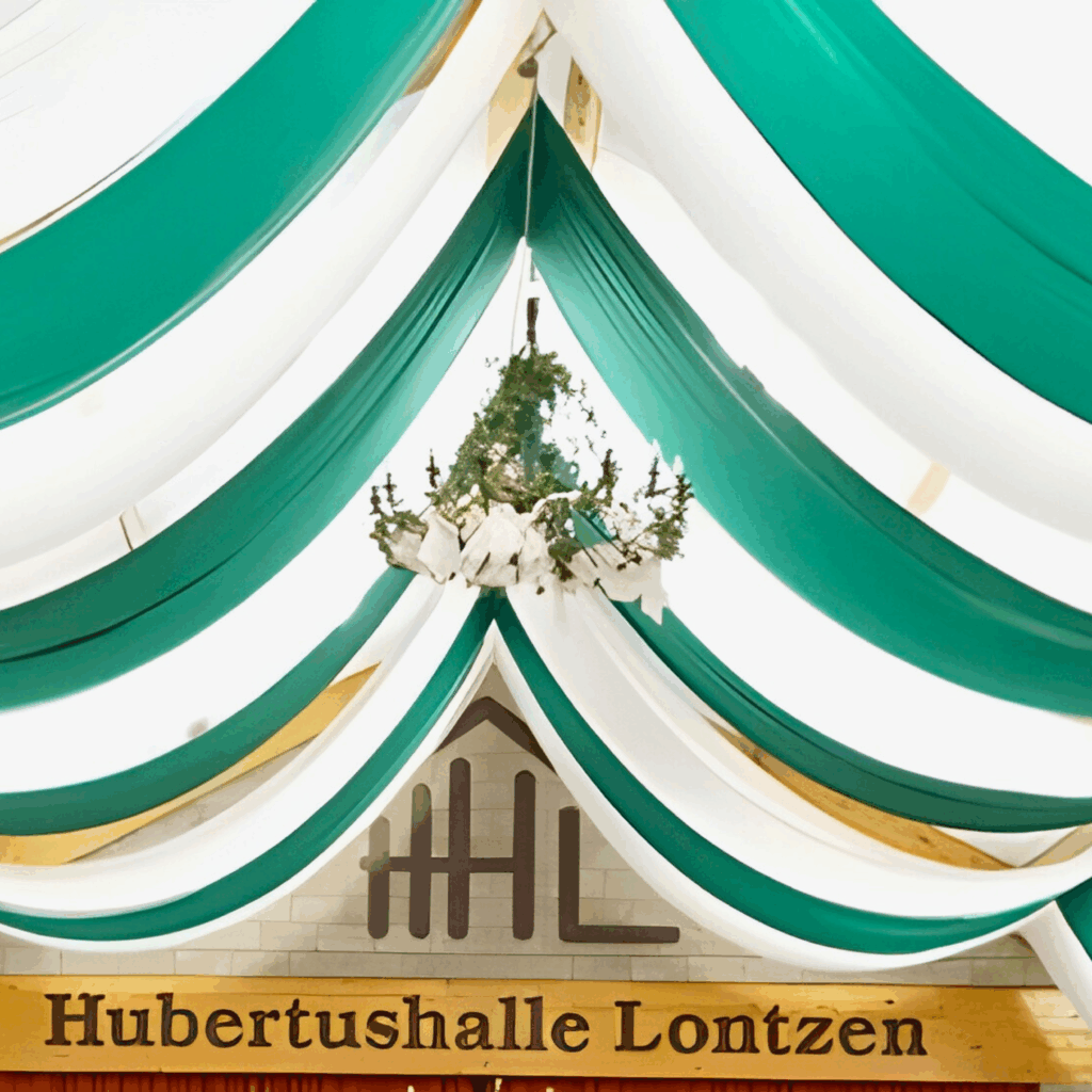 Deckendekoration mit Kronleuchter und Schriftzug Hubertushalle Lontzen