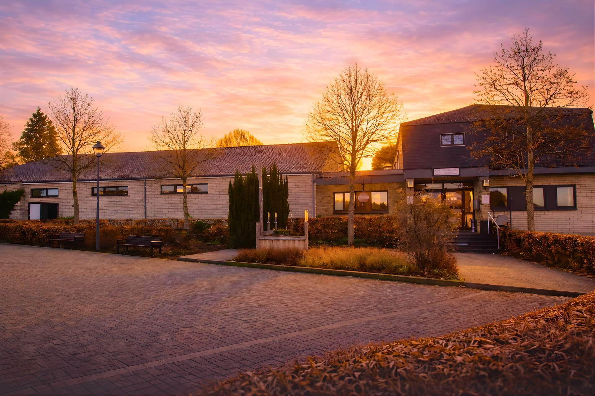 Außenansicht der Hubertushalle Lontzen bei Sonnenuntergang