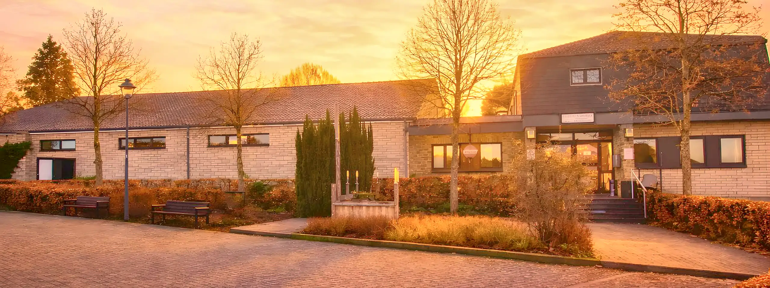 Außenansicht der Hubertushalle Lontzen bei Sonnenuntergang